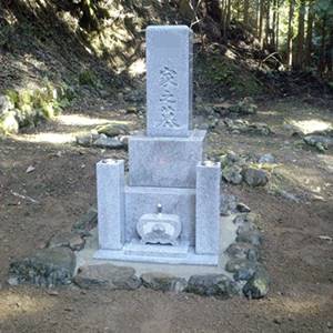 墓石の棹石交換と納骨棺の追加事例